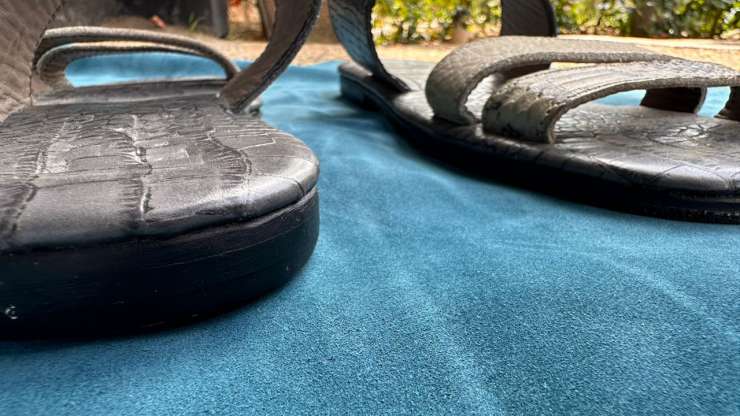 Sandales en cuir ivoirien : l’héritage artisanal à vos pieds